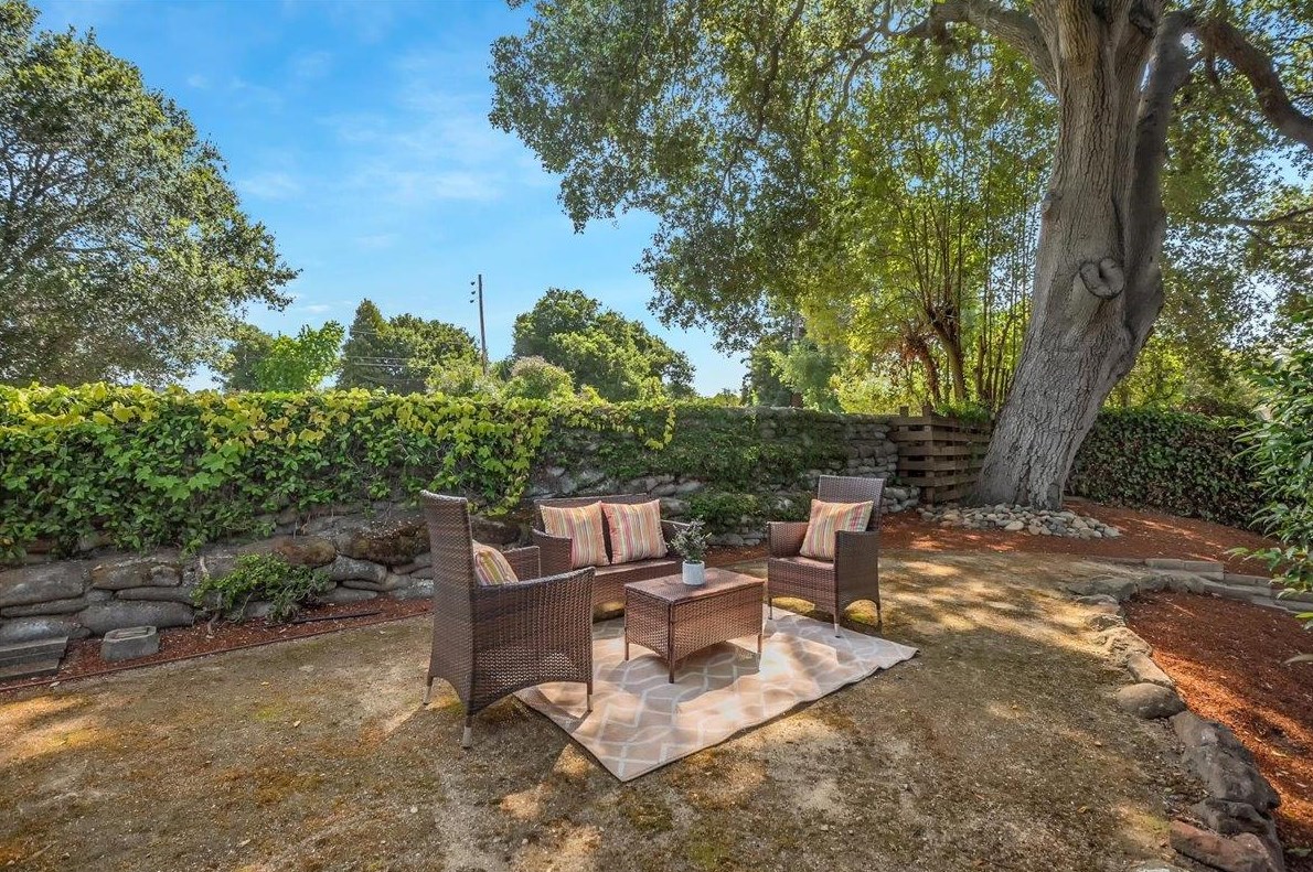 1657 Edgewood Dr, Palo Alto CA  94303-2821 exterior