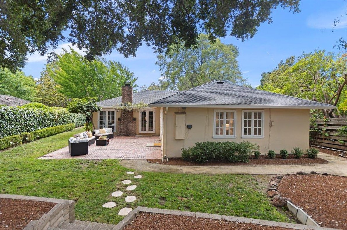 1657 Edgewood Dr, Palo Alto CA  94303-2821 exterior
