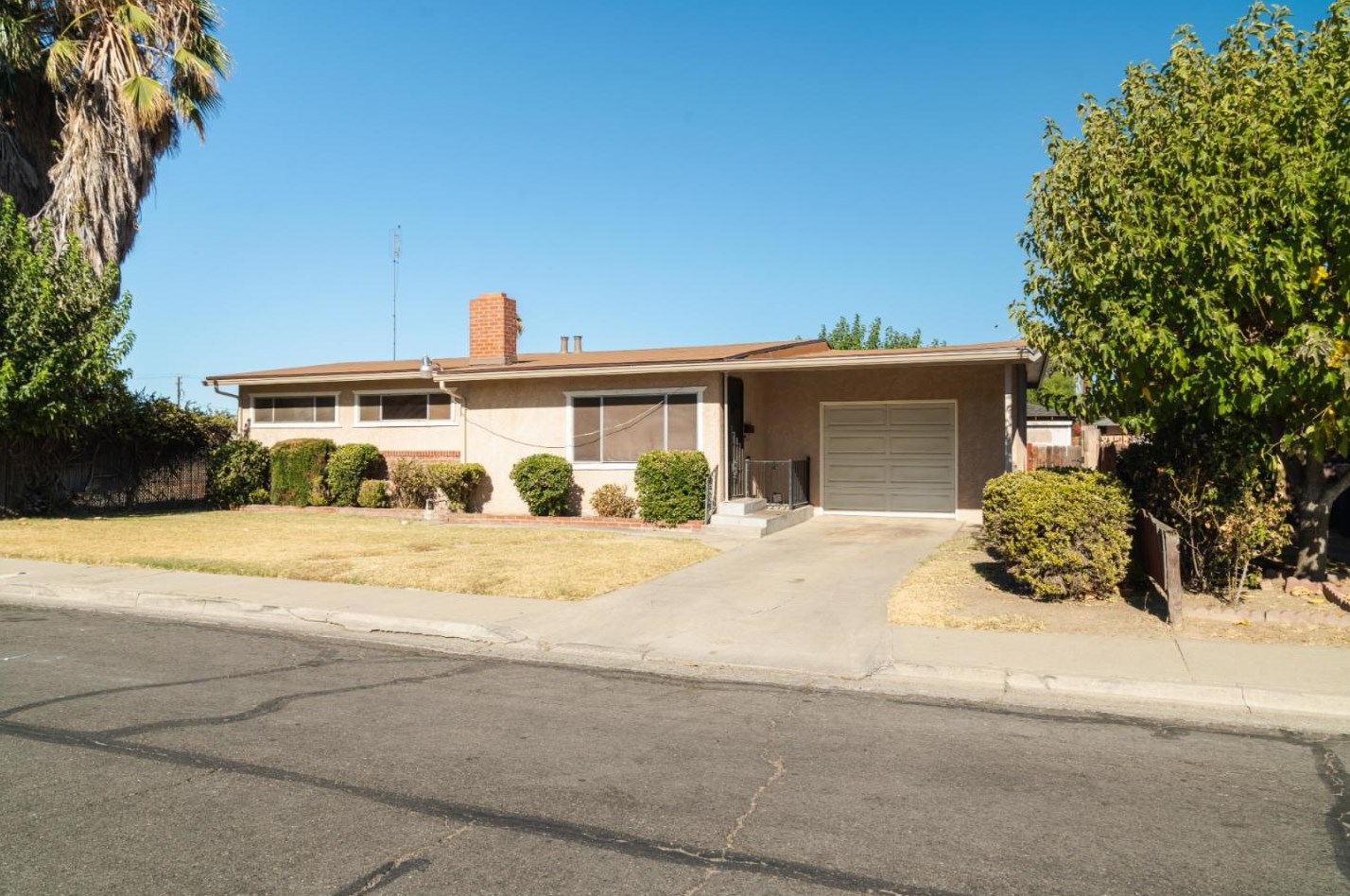 726 Arizona Ave, Los Banos, CA 93635
