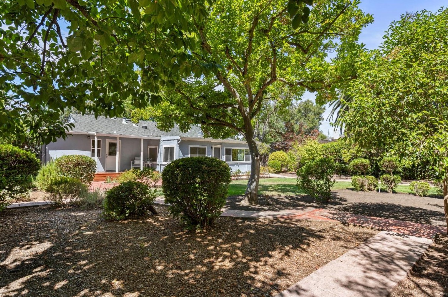 1039 Echo Dr, Los Altos, CA 94024-4822