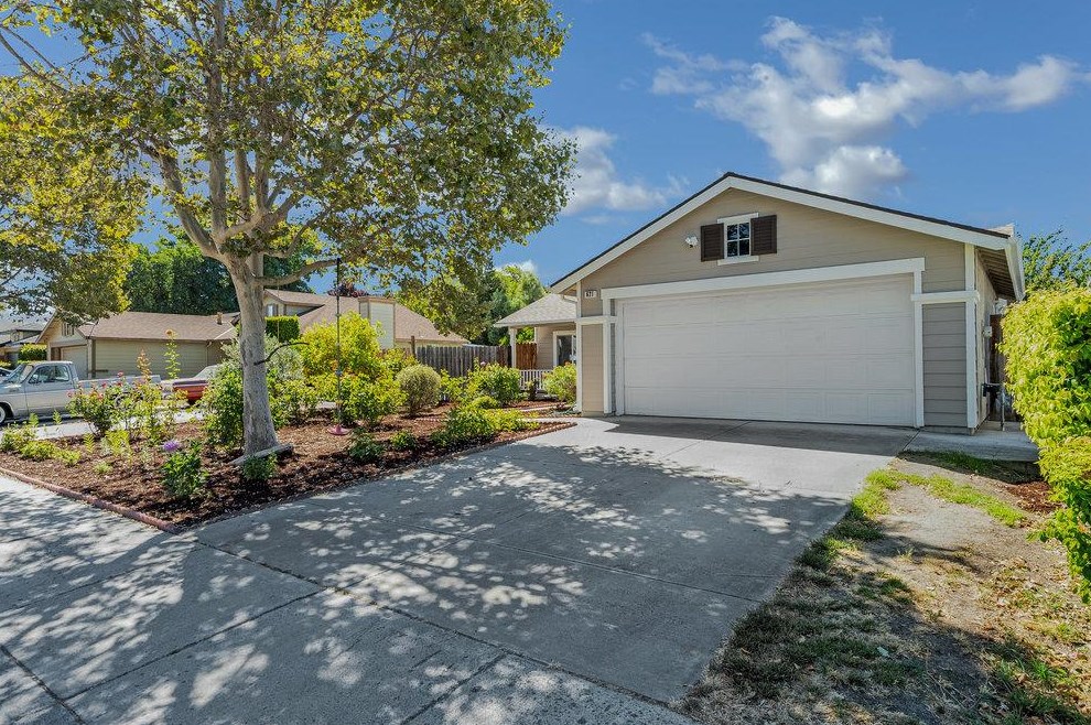 621 Talbot Dr, Hollister, CA 95023