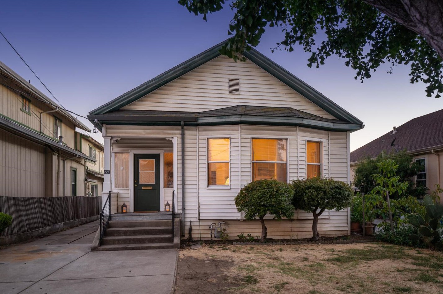 221 Delaware St, San Mateo, CA 94401-1827