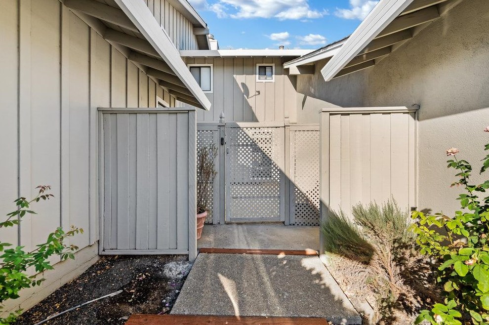 330 Donnas Ln, Hollister, CA 95023