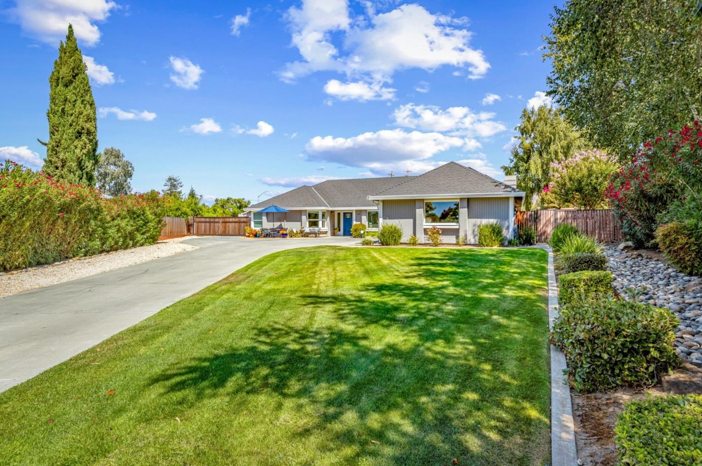 40 Laurel Ct, Hollister, CA 95023