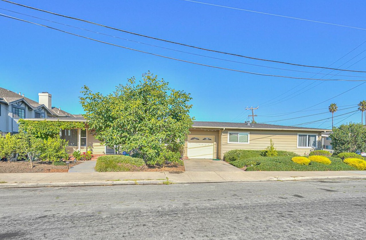 1002 Padre Dr, Salinas, CA 93901