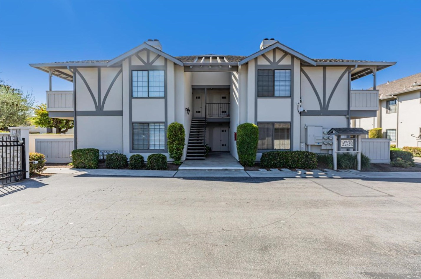 1052 Padre Dr 2, Salinas, CA 93901
