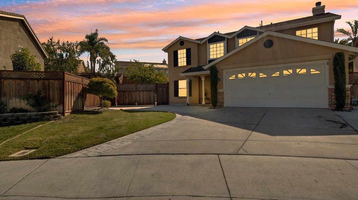 2451 Paradise Cir, Hollister, CA 95023