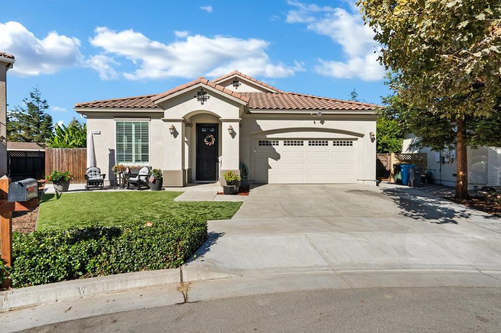 1350 Black Forest Dr, Hollister, CA 95023