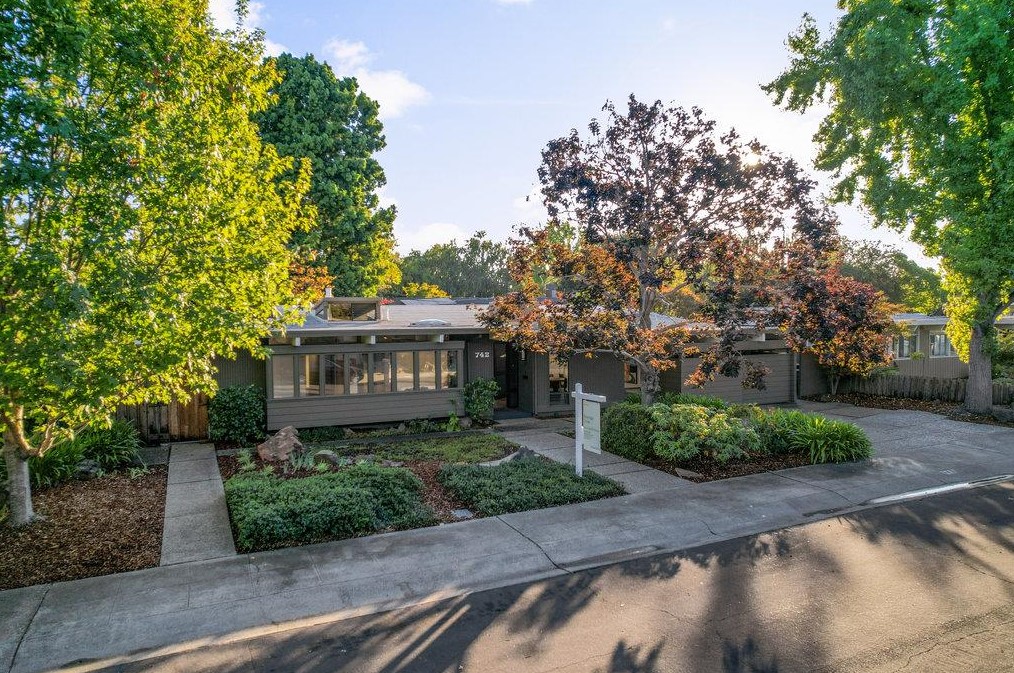 742 De Soto Dr, Palo Alto, CA 94303