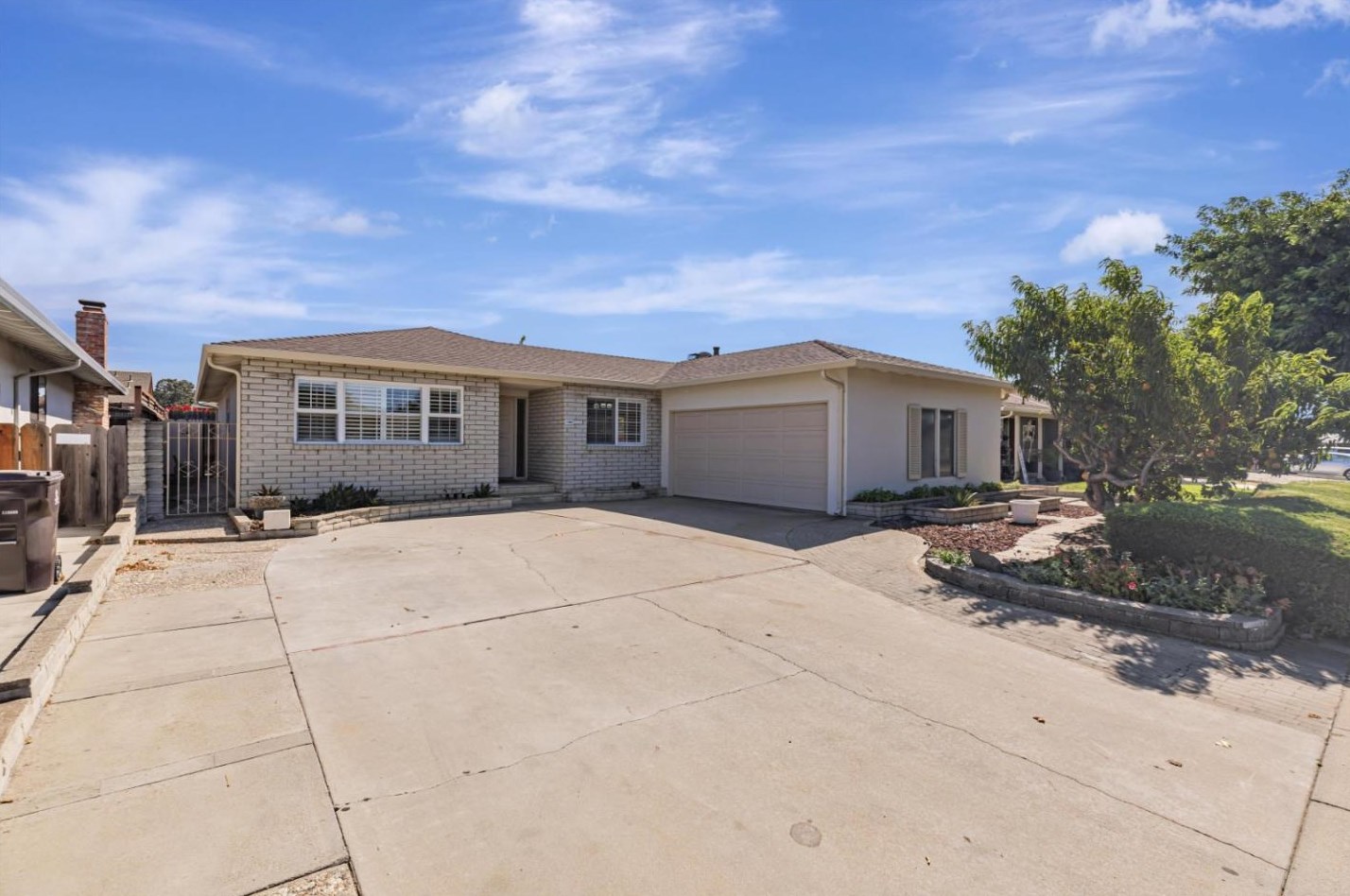 1077 Sierra Madre Dr, Salinas, CA 93901-1044