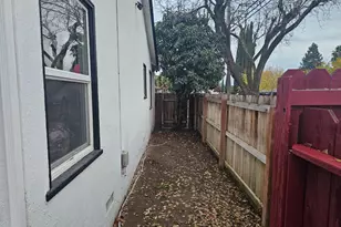 1261 W 22nd St, Merced, CA 95340 - Photo 10