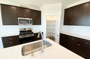 1269 Gypsum Dr 2-18, Los Banos, CA 93635 - Photo 2