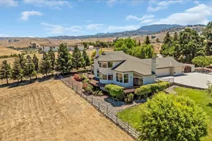275 Nicholson Dr, Hollister, CA 95023 - Photo 2