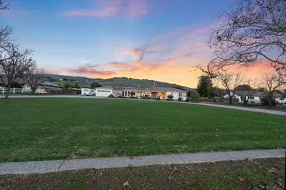 10500 Travis Ct, Gilroy, CA 95020 - Photo 36