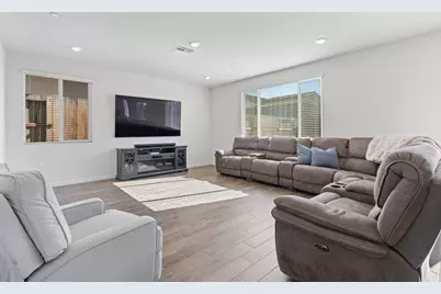 2031 Wildflower Dr, Hollister, CA 95023 - Photo 8