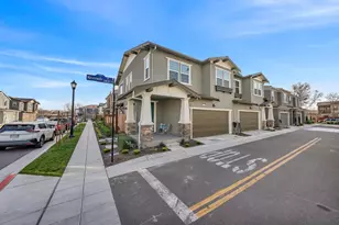 122 W Riverside Pl, Tracy, CA 95391 - Photo 2