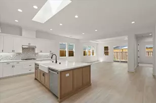 2112 Red Oak Dr, Hollister, CA 95023 - Photo 2