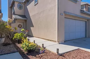 980 Longfellow Dr, Salinas, CA 93906 - Photo 2