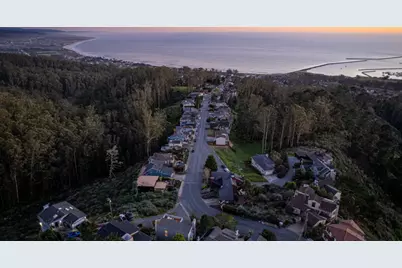 103 Dolphine Ave, El Granada, CA 94018 - Photo 14