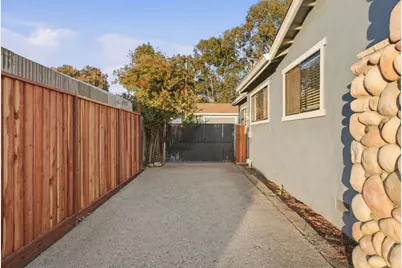 1301 Highland Dr, Hollister, CA 95023 - Photo 2