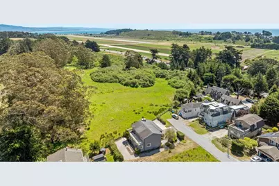 1077 Pearl Ave, Moss Beach, CA 94038 - Photo 2
