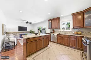 327 St Julie Dr, San Jose, CA 95119 - Photo 16