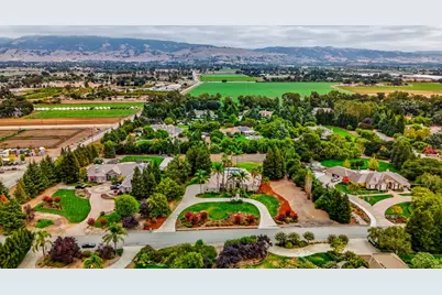 10746 Green Valley Dr, Gilroy, CA 95020 - Photo 4