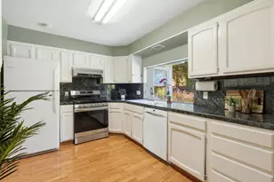570 Kenwood Dr, Menlo Park, CA 94025 - Photo 16
