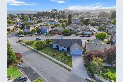 423 Montecito Ave, El Granada, CA 94018 - Photo 2