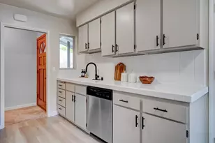 568 Leona Ln, Mountain View, CA 94040 - Photo 4