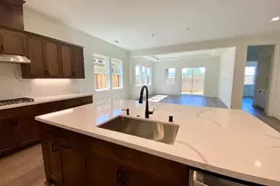 2106 White Oak Dr, Hollister, CA 95023 - Photo 4