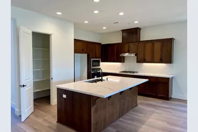 2106 White Oak Dr, Hollister, CA 95023 - Photo 2