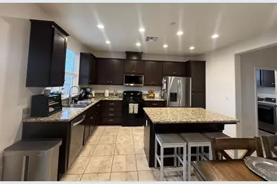 1952 Gus Villalta Dr, Los Banos, CA 93635 - Photo 4