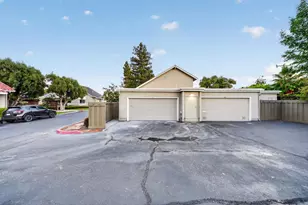 5687 Hollyleaf Ln, San Jose, CA 95118 - Photo 12