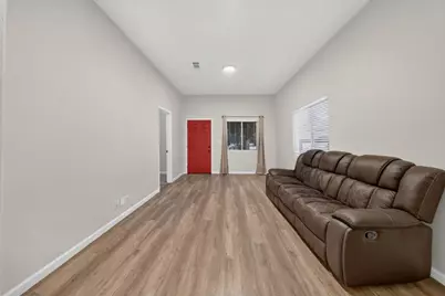 585 E Saint James St, San Jose, CA 95112 - Photo 8
