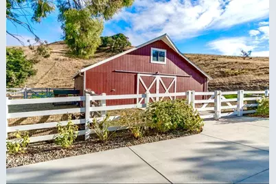 90 Adrian Dr, Hollister, CA 95023 - Photo 2