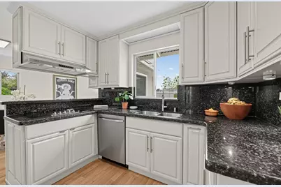 1091 Rockefeller Dr, Sunnyvale, CA 94087 - Photo 16