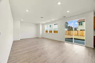 2010 Peony St, Hollister, CA 95023 - Photo 10