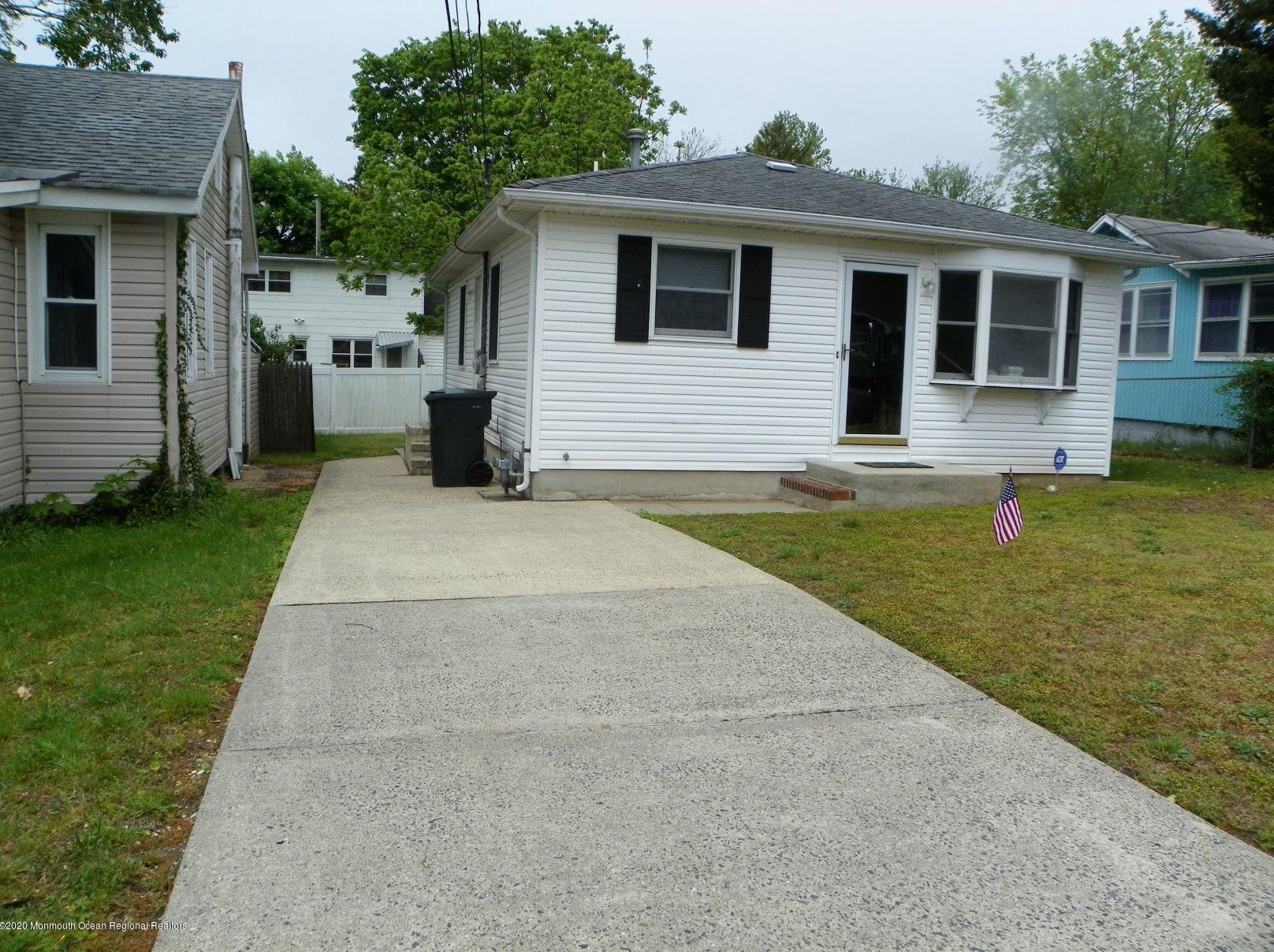 67 River Dr, Toms River, NJ 08753-7043