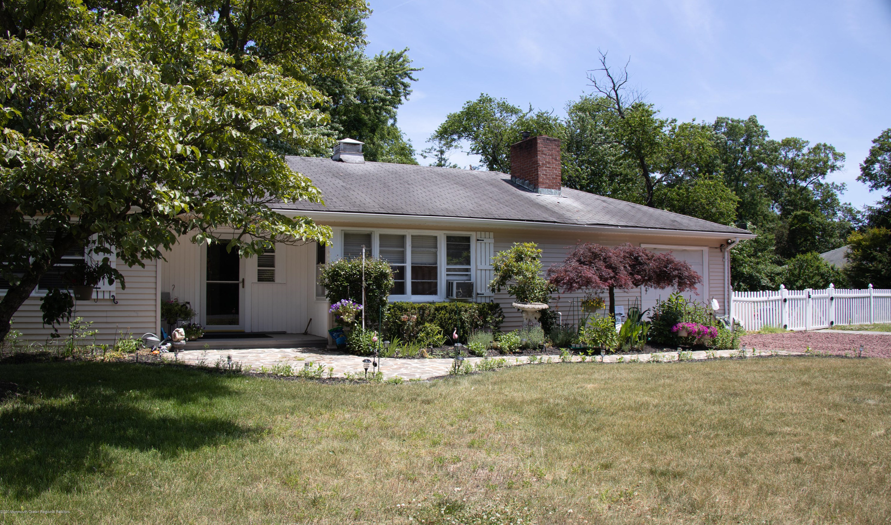 2025 Lesser Pkwy, Oakhurst NJ  07755-1121 exterior