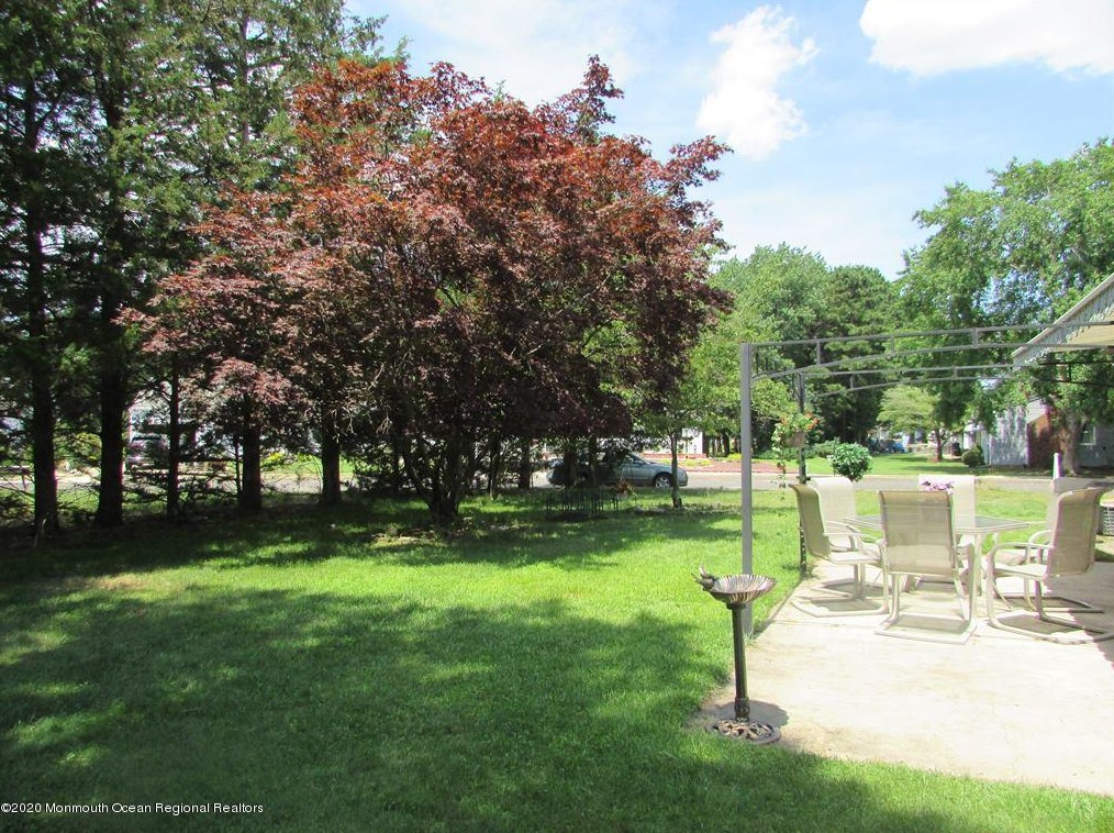 39 Nostrand Dr, Toms River, NJ 08757-5645