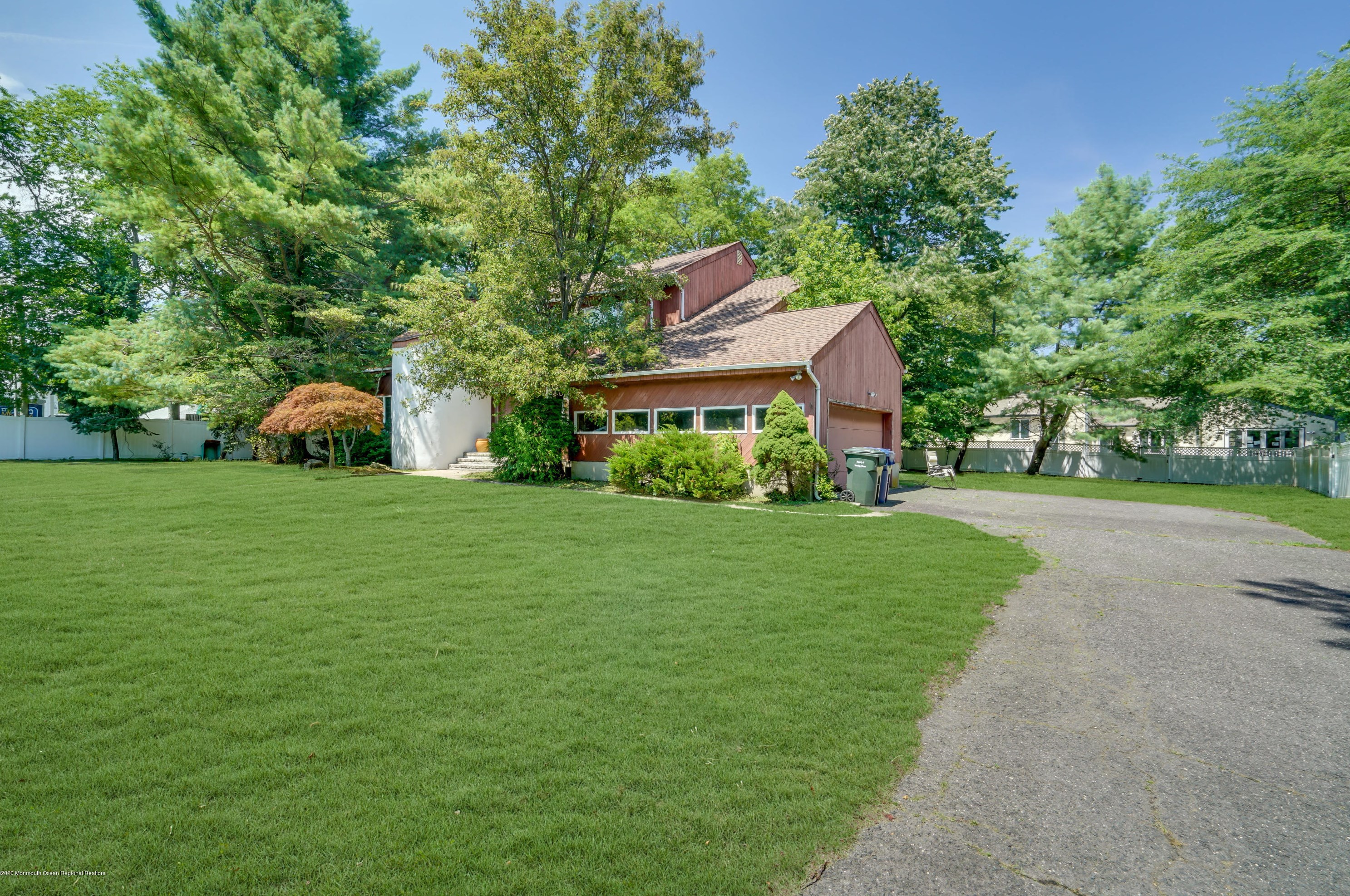 17 Harvard Ct, Oakhurst, NJ 07755-1554