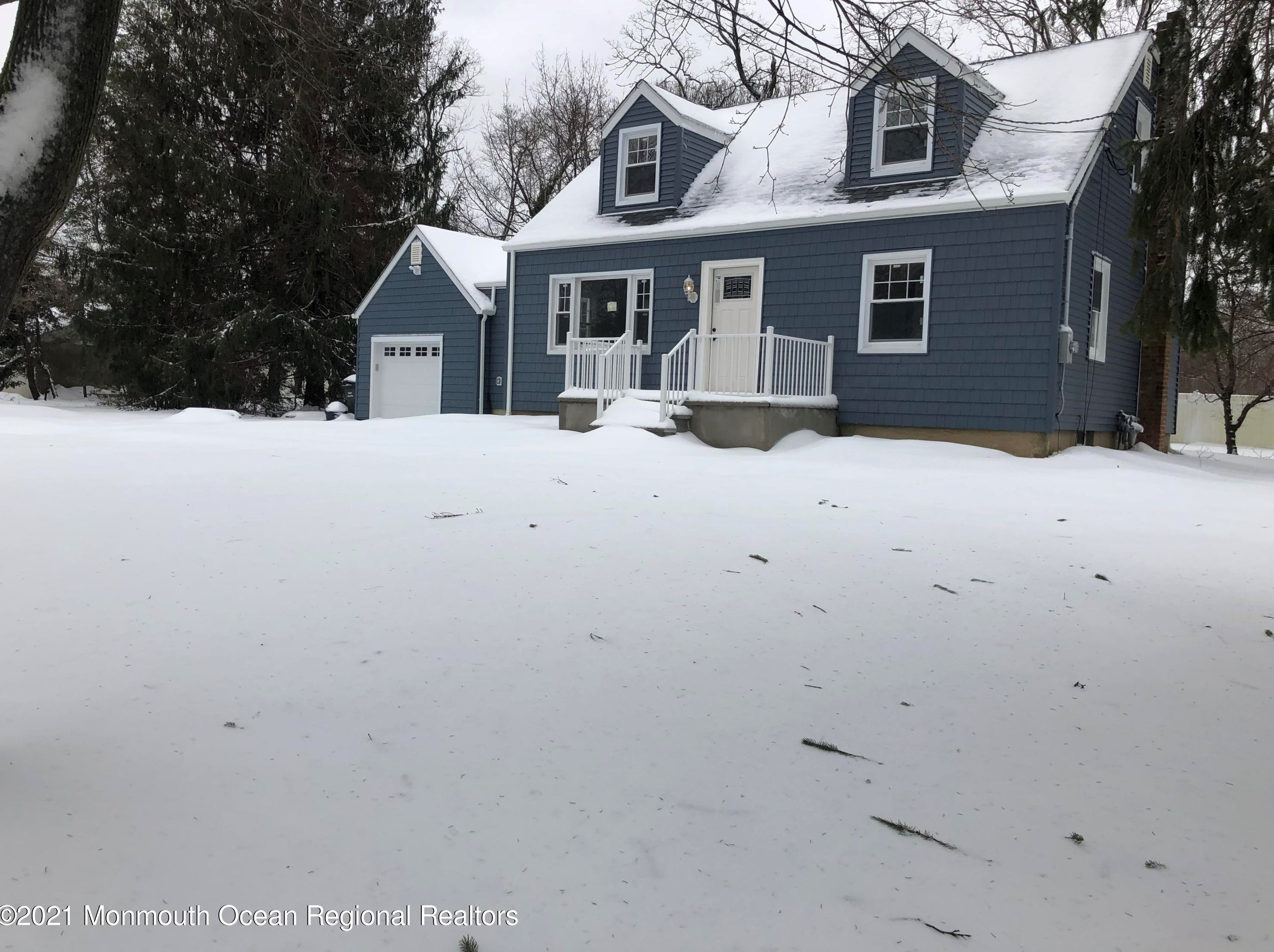 30 Wallace Ave, Oakhurst, NJ 07755-1212