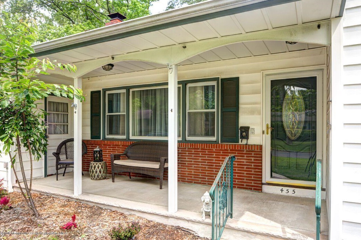 455 Redmond Ave, Oakhurst, NJ 07755-1456