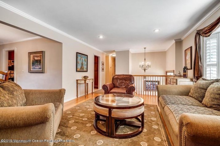 5 Robin Dr, Oakhurst, NJ 07755-1210