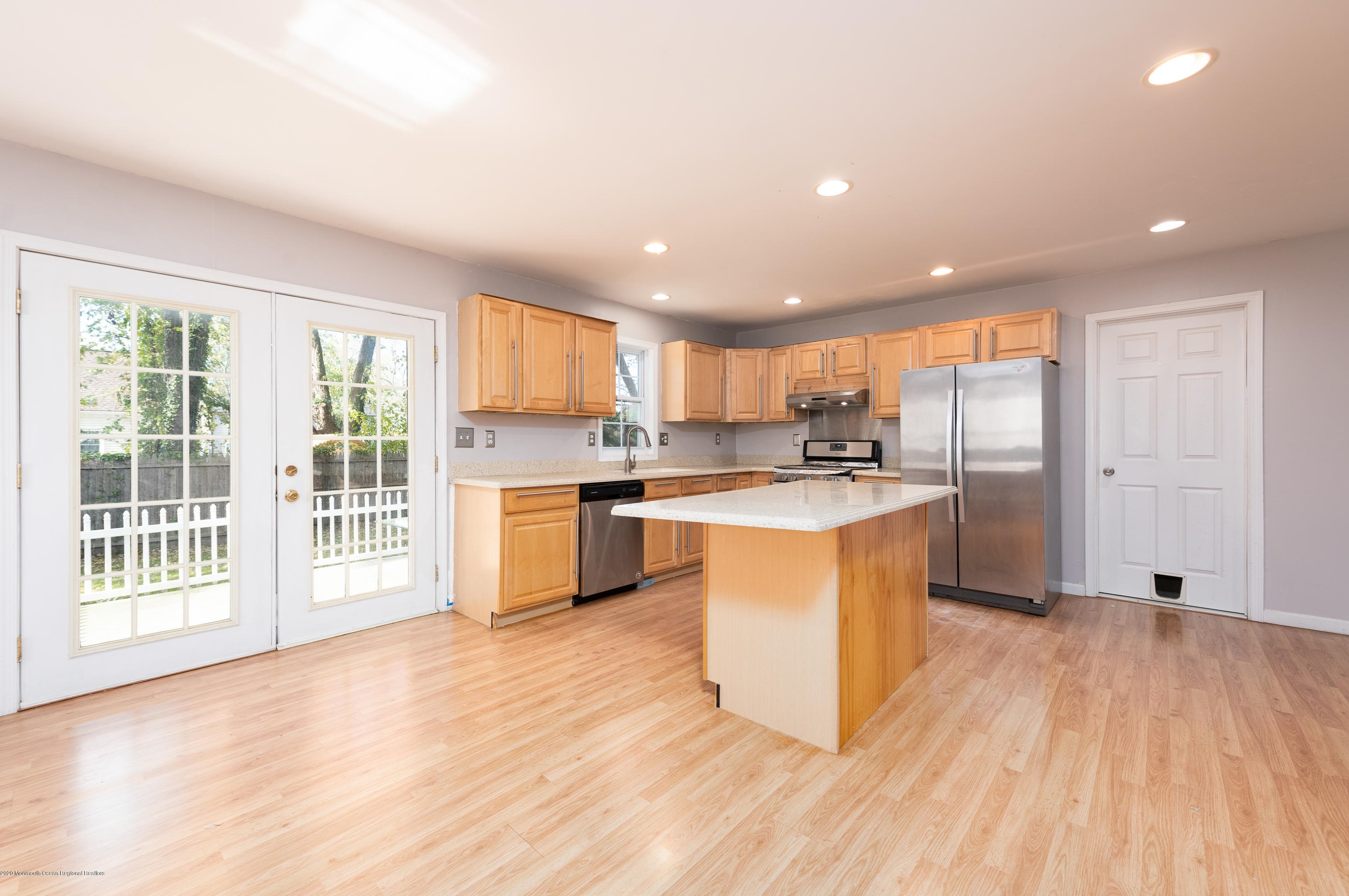 122 8th St, Belford, NJ 07718-1404