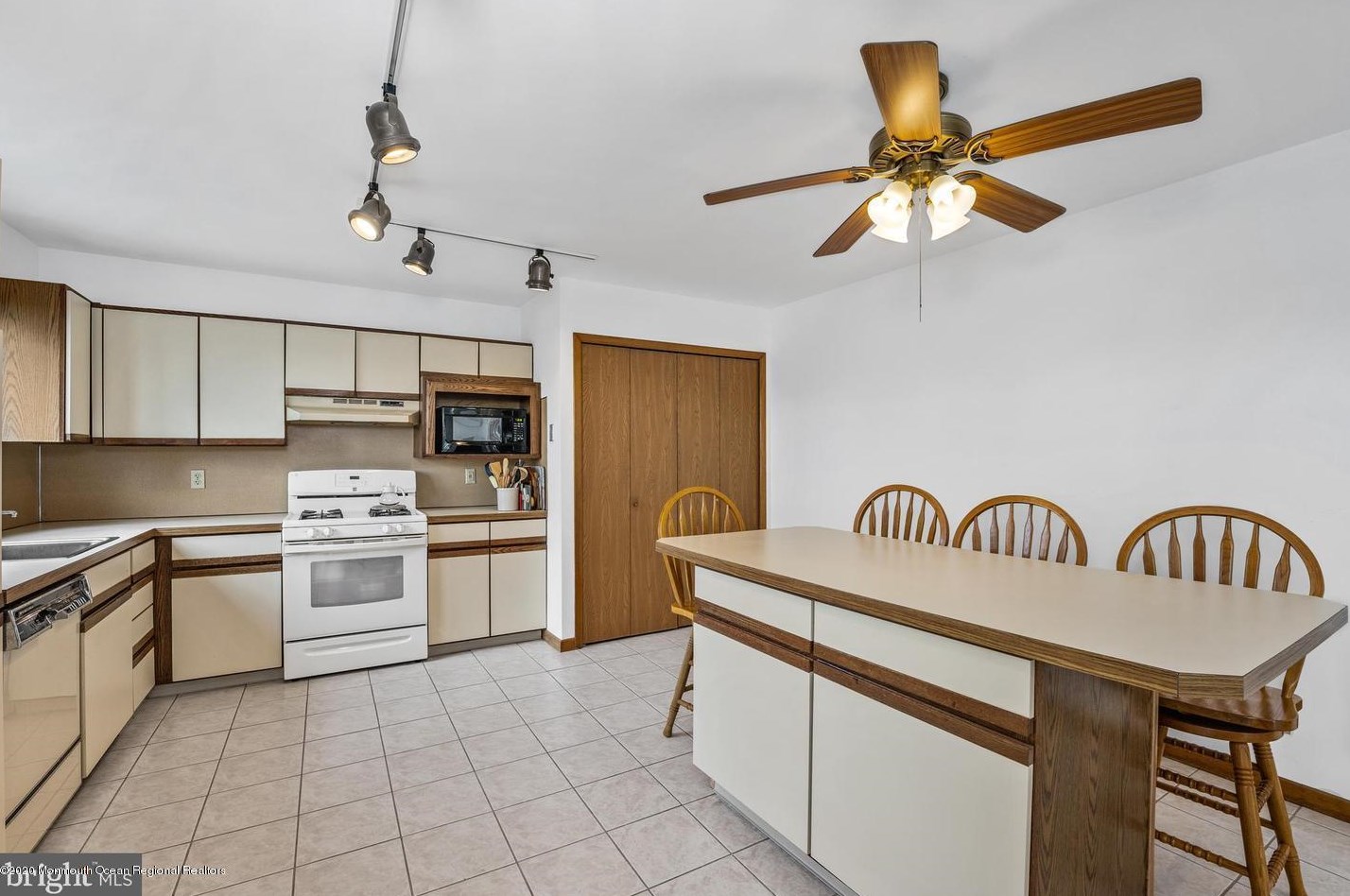 48 Kentucky Dr, Tuckerton NJ 08087-1035 exterior