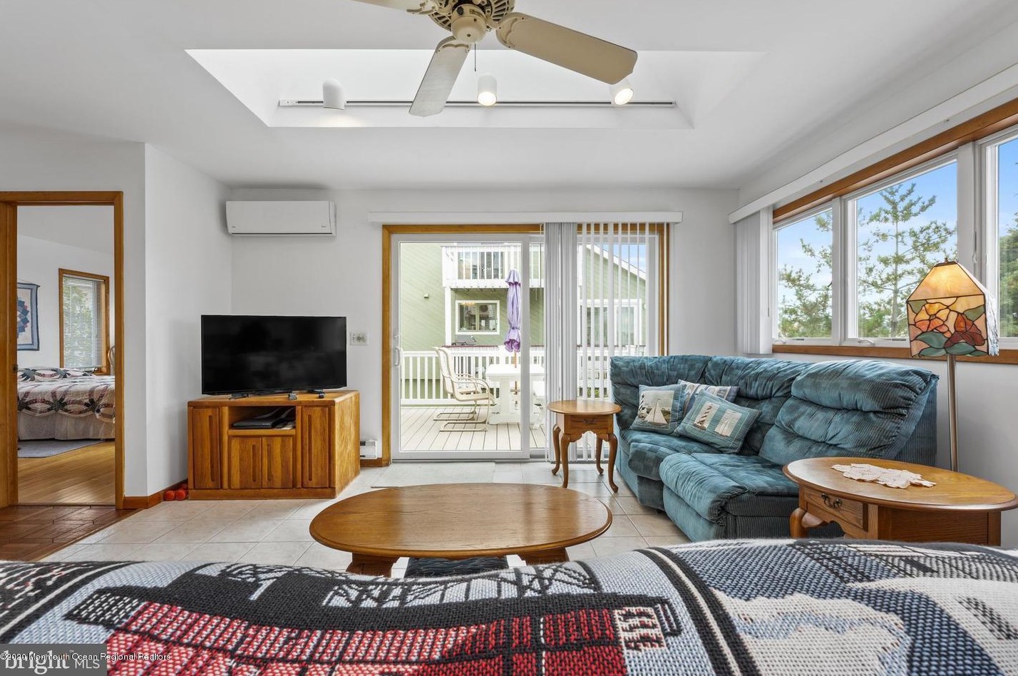 48 Kentucky Dr, Tuckerton NJ 08087-1035 exterior