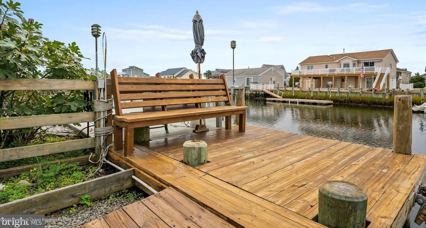 48 Kentucky Dr, Tuckerton NJ 08087-1035 exterior