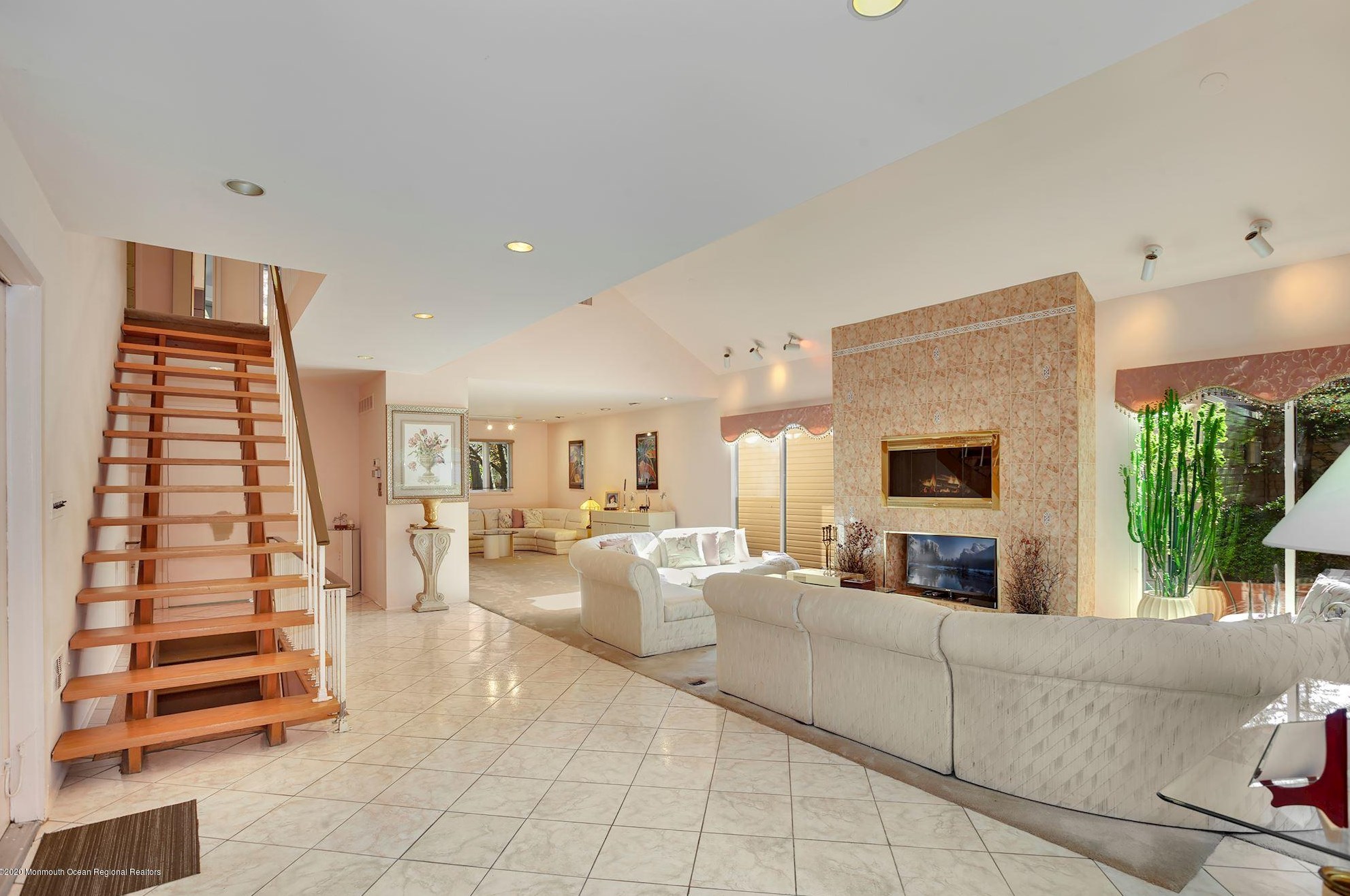 20 Heather Ln, Colonia, NJ 07067-3114